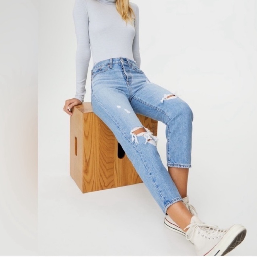 -Levi's Premium Women's Light Blue Wedgie Jeans- Size: 4/W27 As is